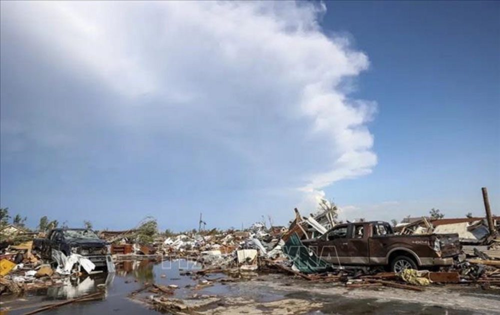 Cảnh ngổn ngang sau khi lốc xoáy quét qua thị trấn Perryton, bang Texas, Mỹ ngày 15/6/2023. (Ảnh: AP/TTXVN)