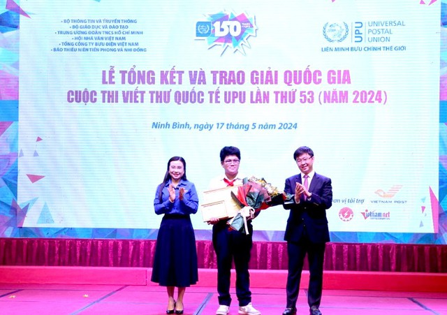 Thứ trưởng Bùi Hoàng Phương và bà Nguyễn Phạm Duy Trang, Bí thư Trung ương Đoàn, Chủ tịch Hội đồng Đội Trung ương trao giải Nhất và Huy hiệu Tuổi trẻ sáng tạo cho em Đỗ Quang Minh - Ảnh: VGP/HM