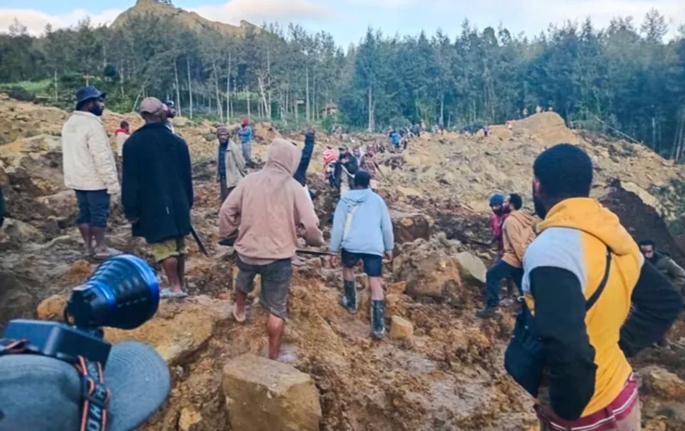 Người dân tập trung tại hiện trường vụ lở đất ở Maip Mulitaka, tỉnh Enga, Papua New Guinea - Ảnh: AFP