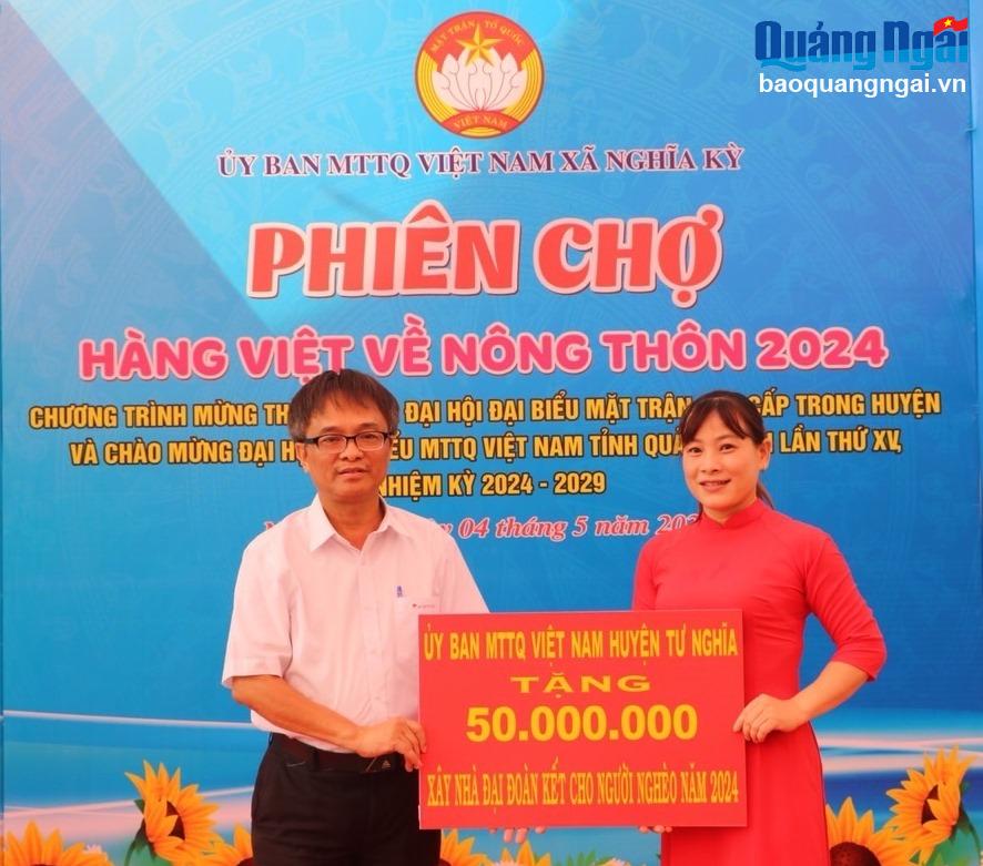 Đại diện UBMMTQ Việt Nam huyện Tư Nghĩa trao 50 triệu đồng cho xã để xây dựng nhà đại đoàn kết cho hộ nghèo.