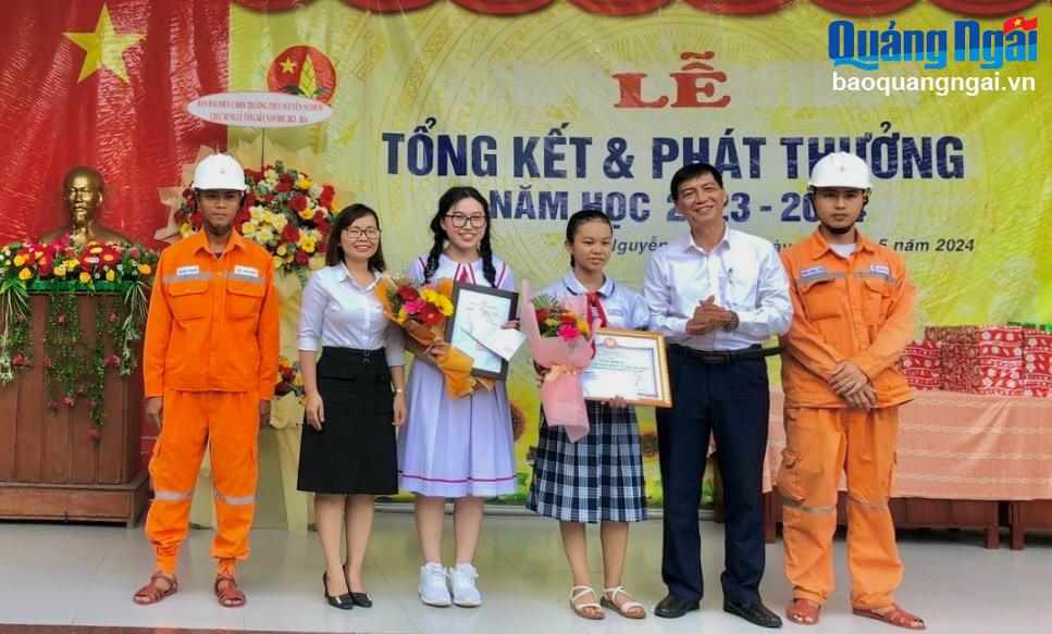 Hai em Nguyễn Hoàng Ngọc Minh và em Võ Ngọc Khánh Lê (Trường THCS Nguyễn Nghiêm) nhận phần thưởng giải nhất cuộc thi.