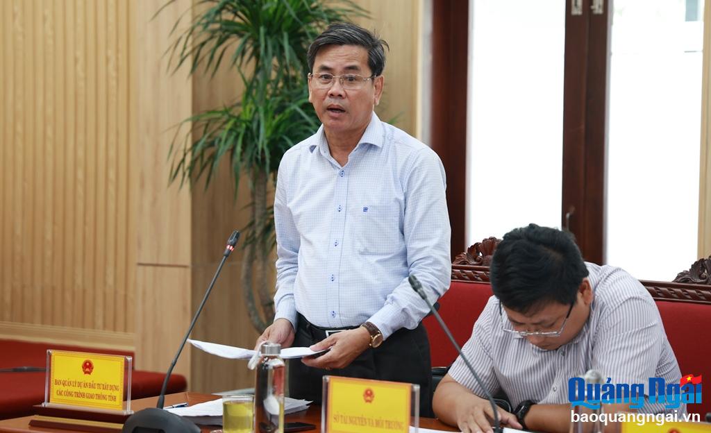 Giám đốc Ban Quản lý dự án Đầu tư xây dựng các công trình giao thông tỉnh Ngô Văn Dụng báo cáo tại cuộc họp.