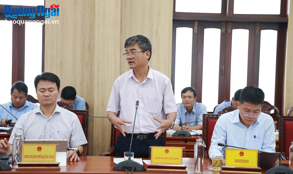 Lãnh đạo huyện Sơn Tịnh báo cáo những khó khăn. vướng mắc trong quá trình triển khai dự án tại địa phương.