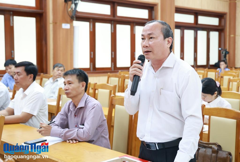 Trưởng ban Tổ chức Thành ủy Quảng Ngãi Võ Thành Vĩnh trao đổi những kết quả đạt được và hạn chế trong quá trình sử dụng phần mềm.