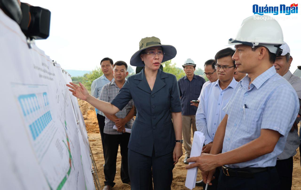 Ủy viên Trung ương Đảng, Bí thư Tỉnh ủy, Chủ tịch HĐND tỉnh Bùi Thị Quỳnh Vân trao đổi với chủ đầu tư về tiến độ triển khai các dự án.