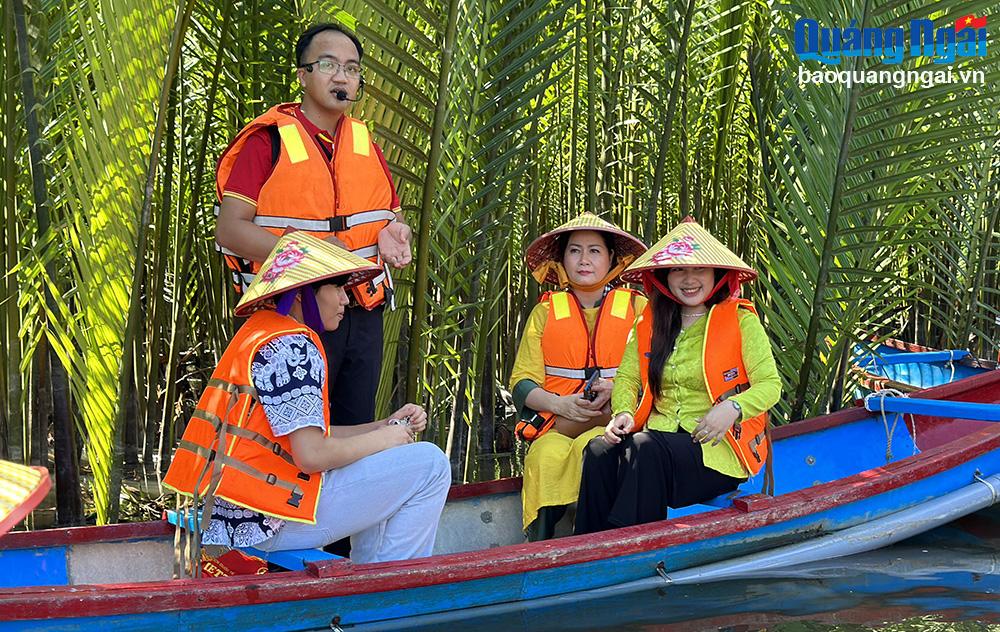 Giám đốc Sở Ngoại vụ Huỳnh Thị Phương Hoa cùng sinh viên Lào trải nghiệm du lịch cộng đồng tại rừng dừa nước xã Tịnh Khê (TP.Quảng Ngãi).