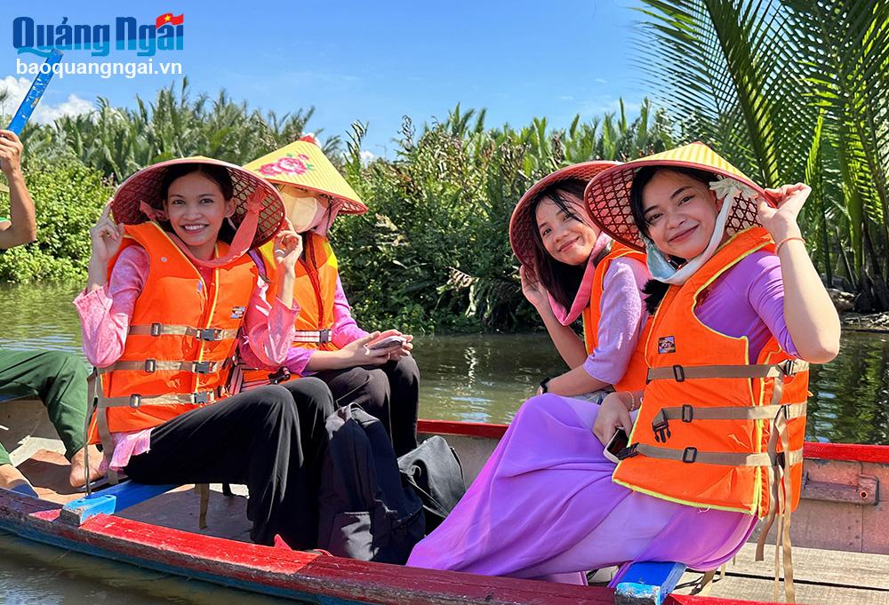 Sinh viên Lào hào hứng trải nghiệm tại rừng dừa nước xã Tịnh Khê (TP.Quảng Ngãi).