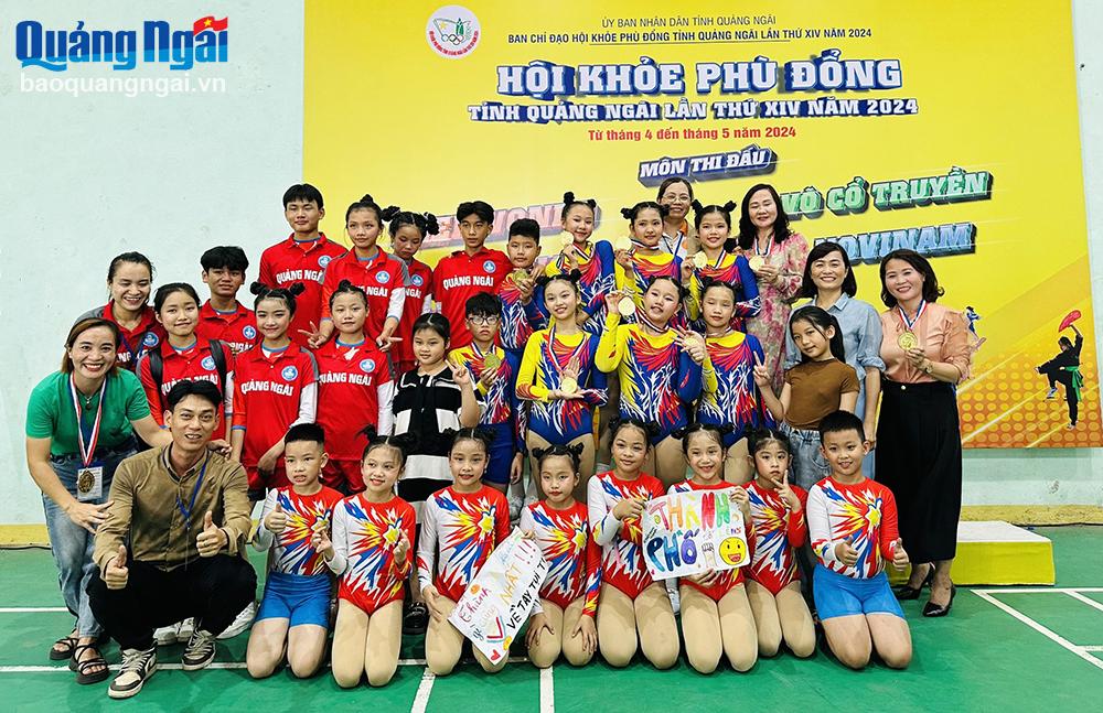 Đội tuyển Aerobic TP.Quảng Ngãi nhận huy chương vàng tại Hội khỏe Phù Đổng tỉnh.
