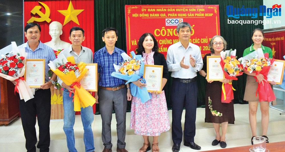 Hội đồng đánh giá, phân hạng sản phẩm OCOP huyện Sơn Tịnh trao giấy chứng nhận cho các chủ thể có sản phẩm 
đạt OCOP năm 2023.  	     						                             Ảnh: KIM CÚC

