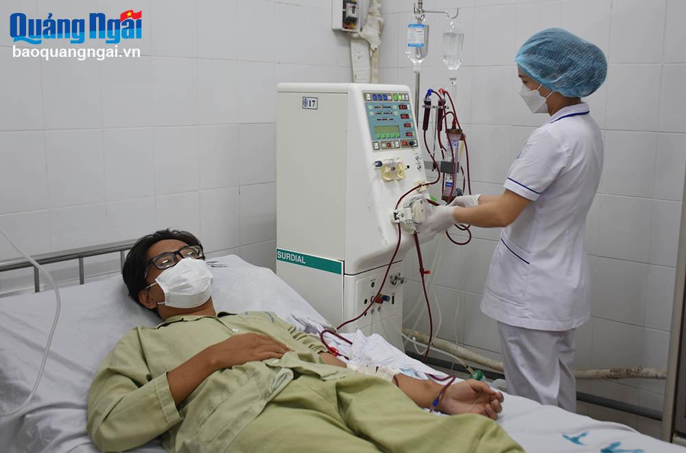 Bệnh nhân N.T.C, ở phường Chánh Lộ (TP.Quảng Ngãi), đang chạy thận nhân tạo tại Bệnh viện Đa khoa tỉnh.	