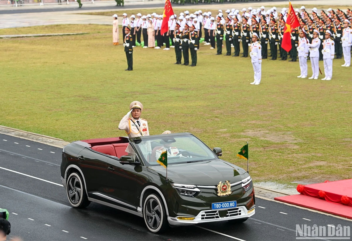 Khối Công an nhân dân Việt Nam tiến vào Lễ đài. Dẫn đầu là xe chỉ huy của đồng chí Thiếu tướng Lê Văn Hà, Phó Tư lệnh Cảnh sát cơ động.