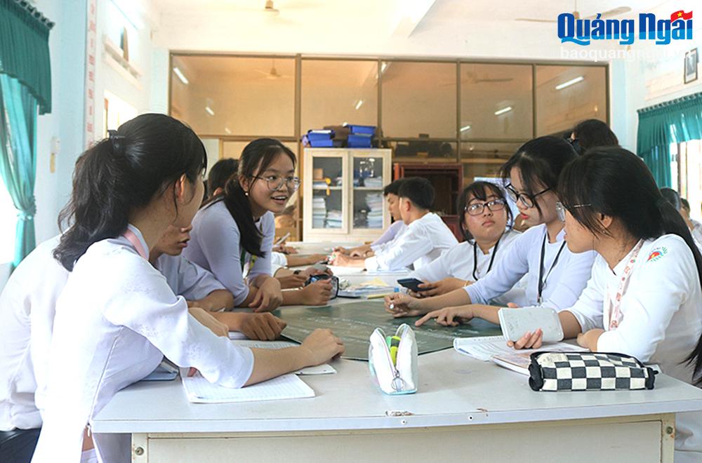 Học sinh lớp 12C3, Trường THPT Sơn Mỹ (TP.Quảng Ngãi) trong giờ học.