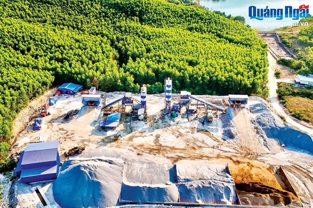 Nhà thầu khai thác, chế biến khoáng sản phục vụ thi công cao tốc Bắc - Nam đoạn qua tỉnh Quảng Ngãi.