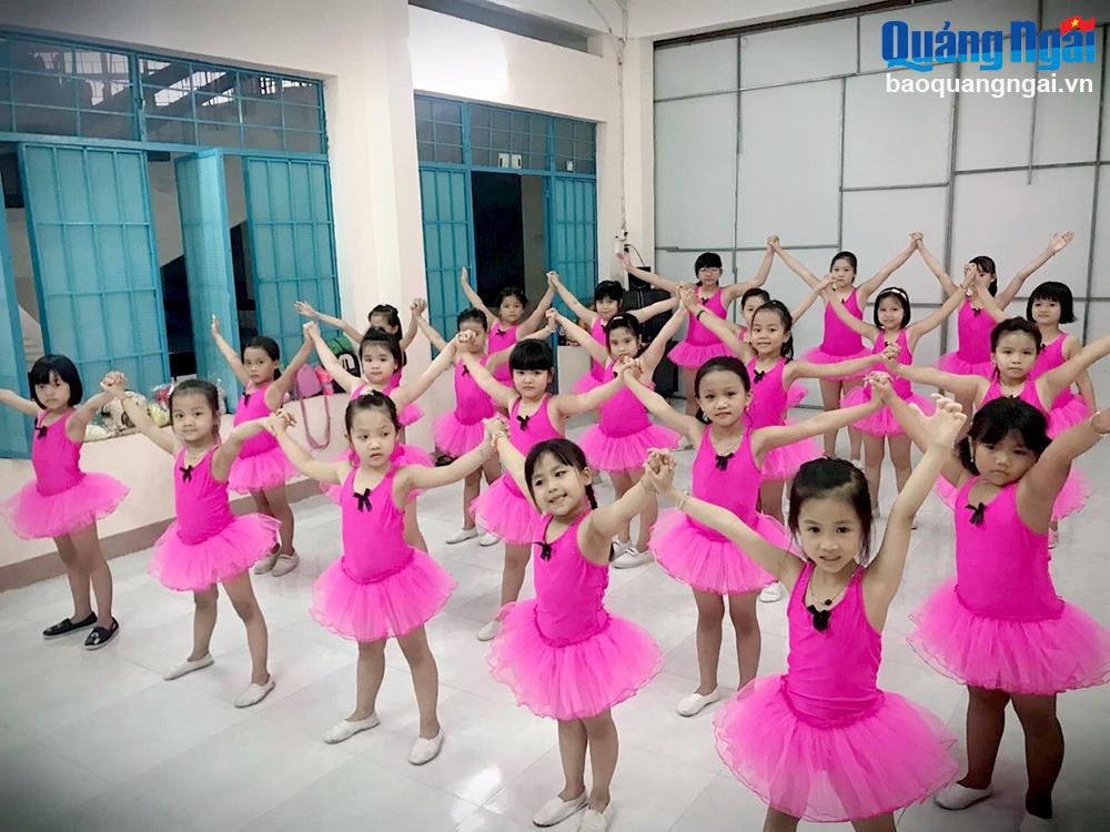 Các em học sinh tập luyện Aerobic tại Trung tâm Hoạt động thanh thiếu nhi Diên Hồng.				                 