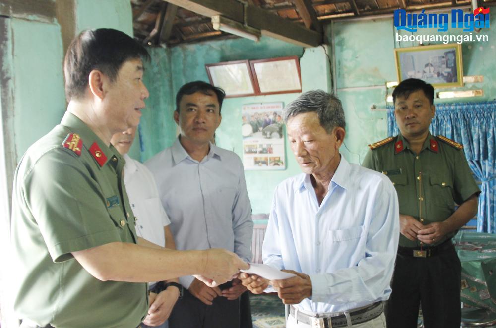Đại tá Phan Công Bình, Giám đốc Công an tỉnh đã trao tặng quà thân nhân chiến sĩ Điện Biên Nguyễn Của ở xã Phổ Thuận (TX.Đức Phổ)