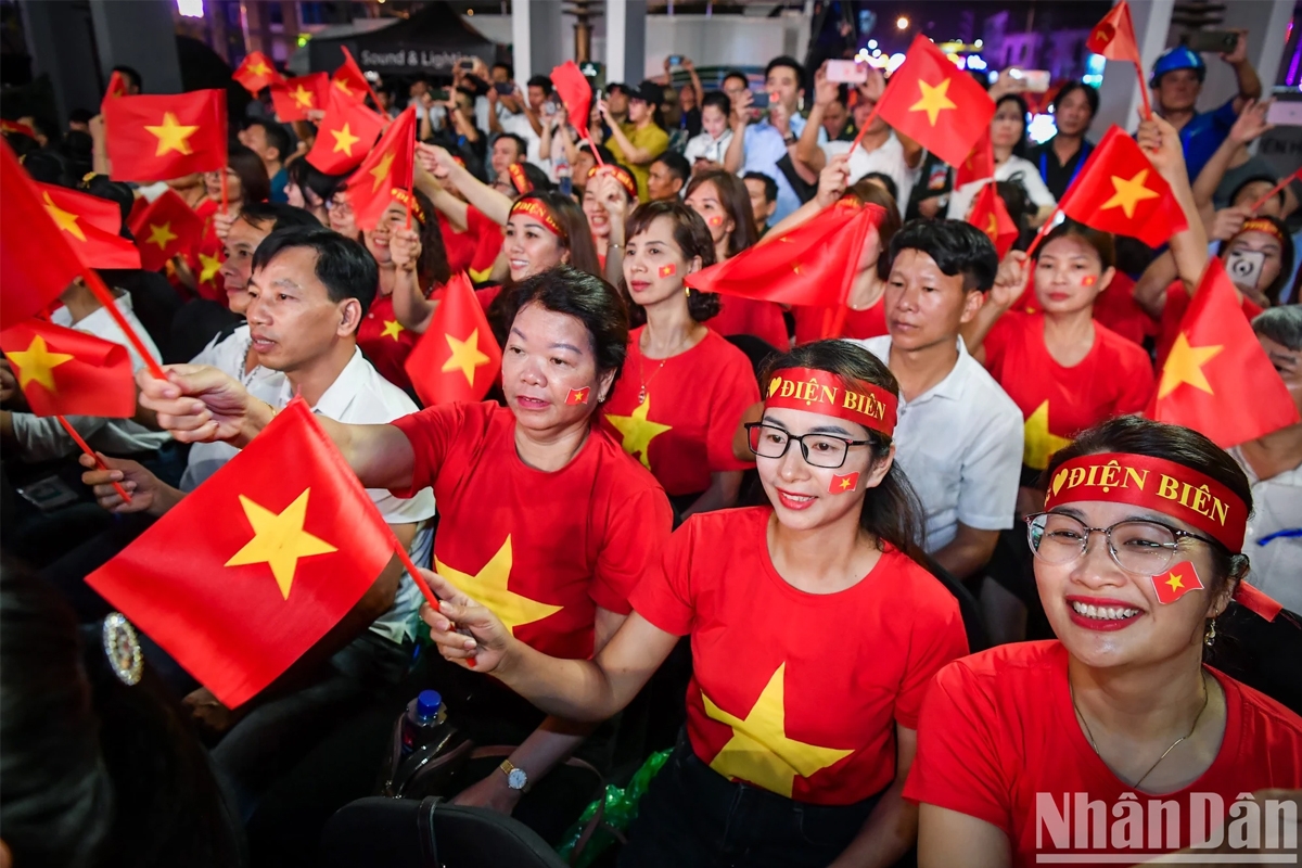 Ngay từ 7 giờ tối, rất đông khán giả tại thành phố Điện Biên Phủ đã có mặt ở khu vực Sân hành lễ, Tượng đài Chiến thắng Điện Biên Phủ tại đồi D1, thành phố Điện Biên Phủ để chờ tới giờ tham dự chương trình.