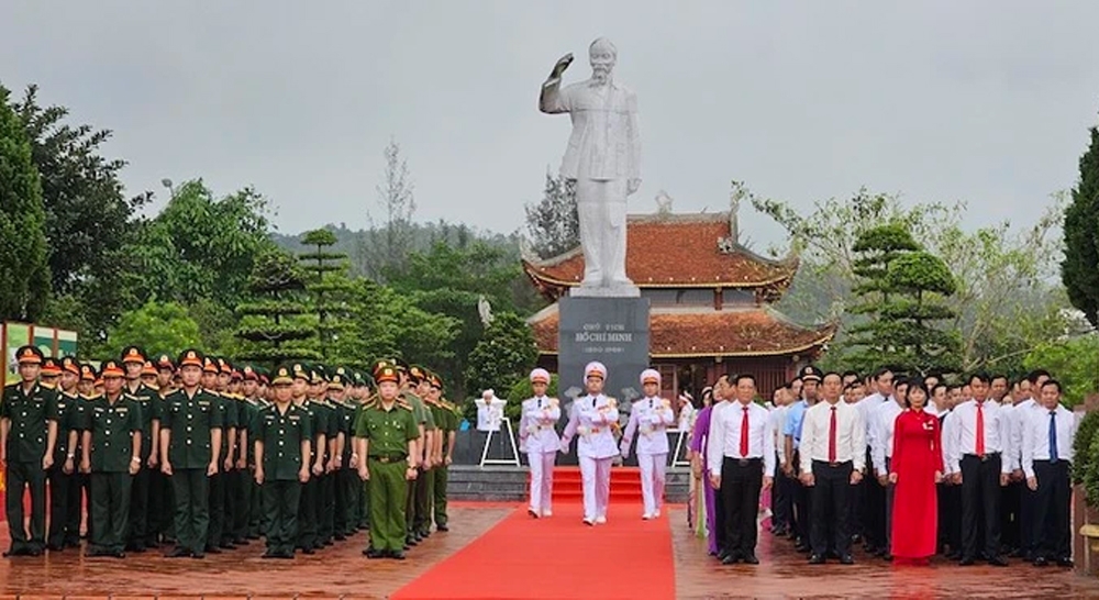 Các đại biểu dự lễ thượng cờ trên đảo Cô Tô nhân kỷ niệm 63 năm Ngày Bác Hồ ra thăm đảo.