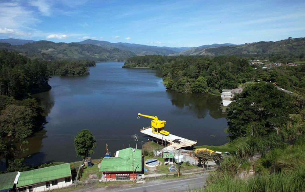Mực nước tại các hồ chứa chính xuống mức thấp nghiêm trọng cùng với gió thổi bất thường khó lường đã ảnh hưởng nặng nề tới sản lượng điện tại các nhà máy thủy điện và trang trại điện gió ở Costa Rica (Ảnh: ICE)