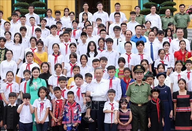 Chủ tịch nước Tô Lâm với các đại biểu thanh thiếu niên tiêu biểu