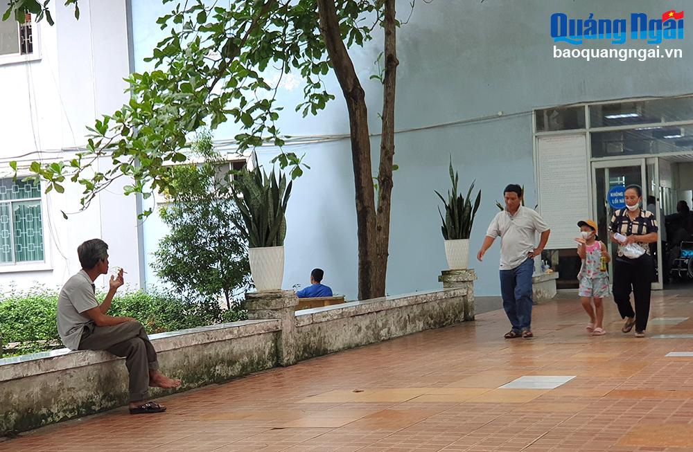 Trong khuôn viên cơ sở y tế, nhưng người đàn ông này vẫn thản nhiên ngồi hút thuốc.   