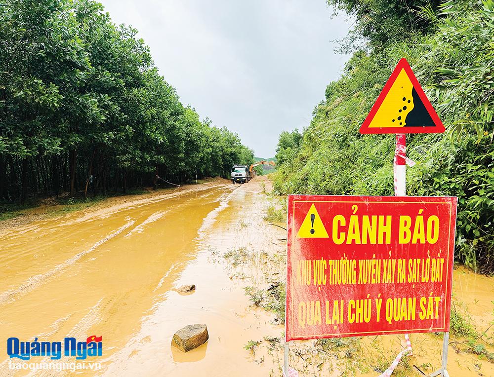 Cắm biển cảnh báo nguy hiểm trên tuyến ĐH 77 đi hồ chứa nước Nước Trong vào giữa tháng 11/2023.    