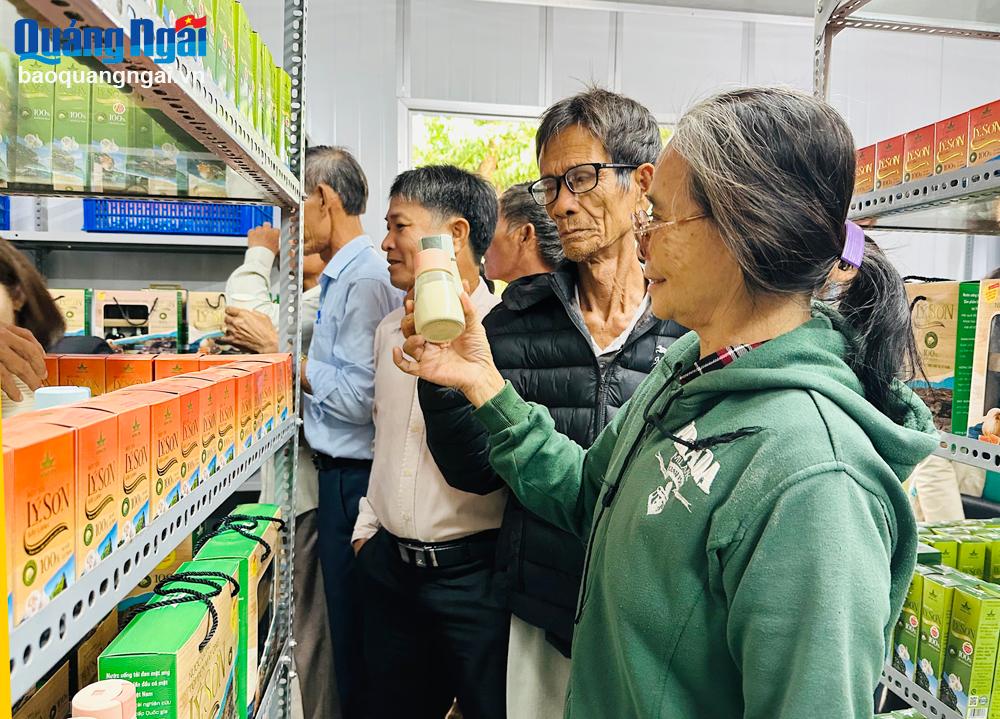 Du khách tham quan, tìm hiểu về các sản phẩm được chế biến từ tỏi Lý Sơn.