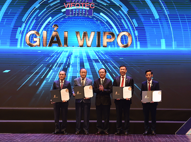 Bộ trưởng Bộ KH&CN Huỳnh Thành Đạt trao chứng nhận Giải thưởng WIPO 2023 của Tổ chức Sở hữu trí tuệ thế giới cho 2 công trình - Ảnh: VGP/Hải Minh