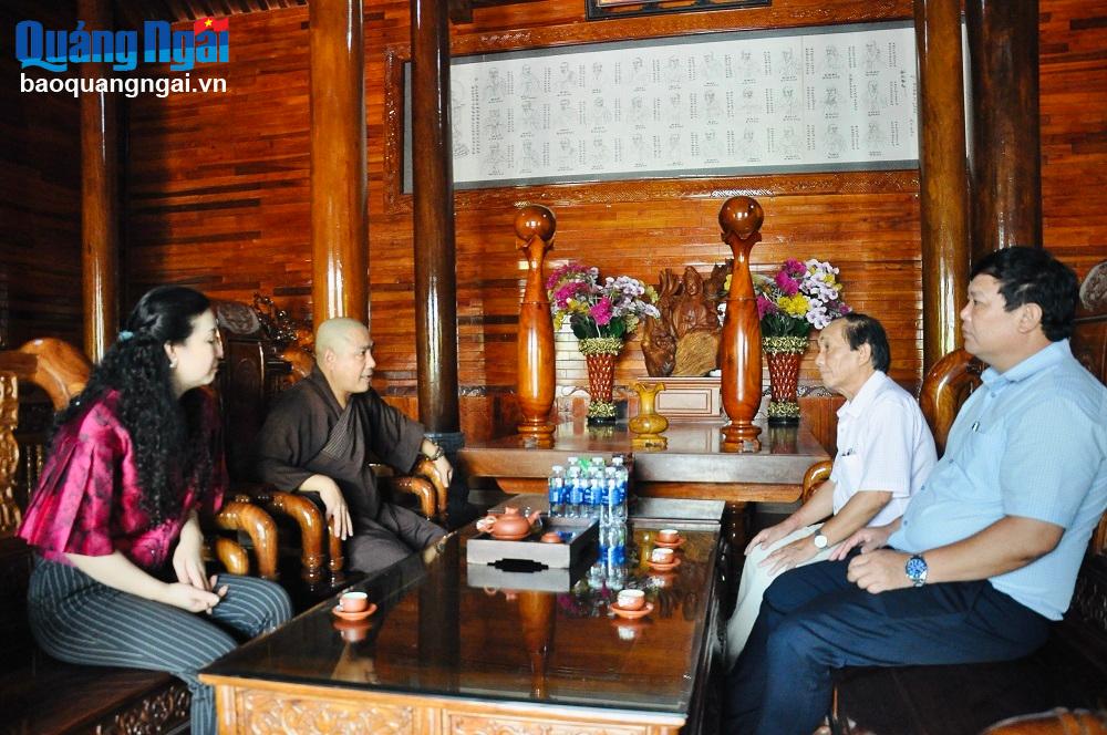 Phó Chủ tịch Ủy ban MTTQ Việt Nam tỉnh Bùi Đức Thọ đến thăm, chúc mừng chùa Từ Lâm ở xã Bình Thạnh (Bình Sơn).