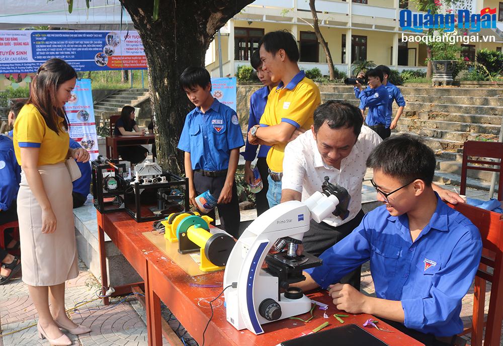 Trường Đại học Phạm Văn Đồng tư vấn tuyển sinh năm 2024 tại Trường THPT số 2 Mộ Đức.
Ảnh: TR.PHƯƠNG 
