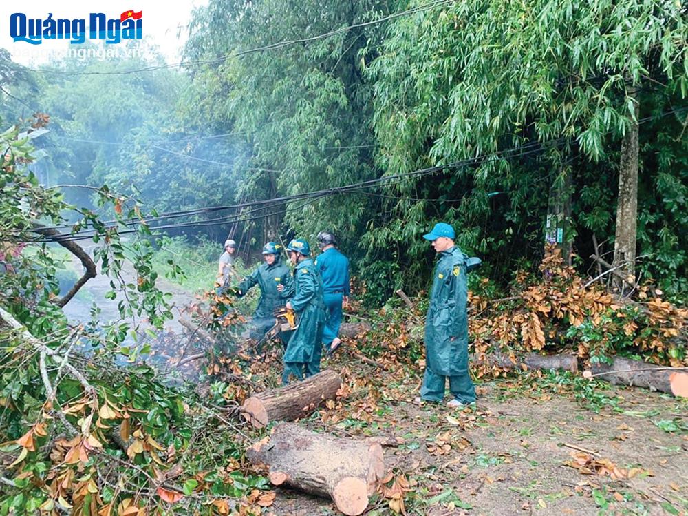 Các lực lượng chức năng xã Hành Dũng (Nghĩa Hành) tổ chức khắc phục hậu quả do đợt mưa lớn vào giữa tháng 11/2023.  