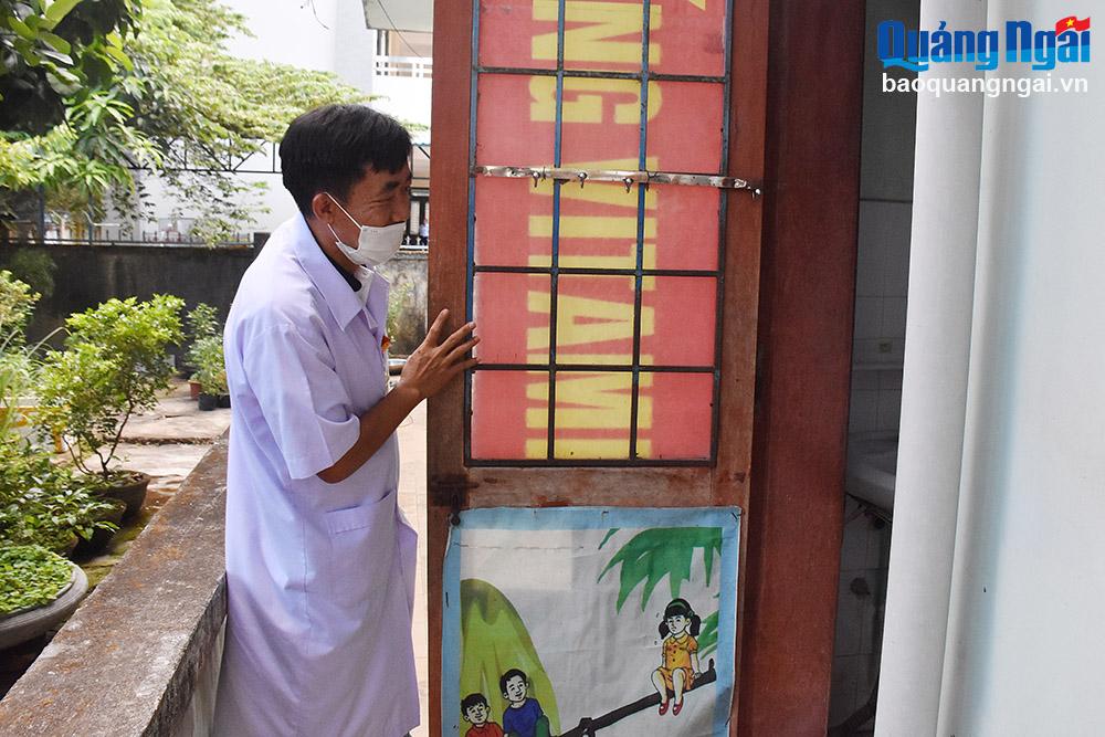 Cửa nhà vệ sinh của Trạm Y tế phường Lê Hồng Phong hư hỏng, phải che tạm bằng vải bạt.