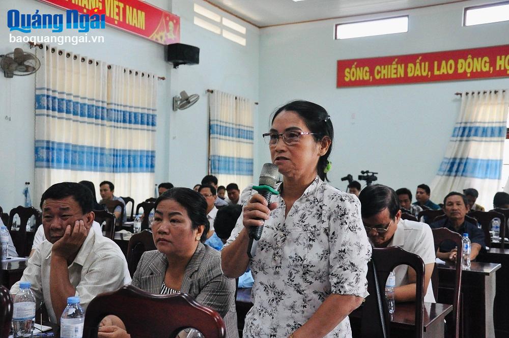 Cử tri Nguyễn Thị Hồng ở thôn Quang Trung, xã Bình Chánh nêu ý kiến tại buổi tiếp xúc cử tri.
