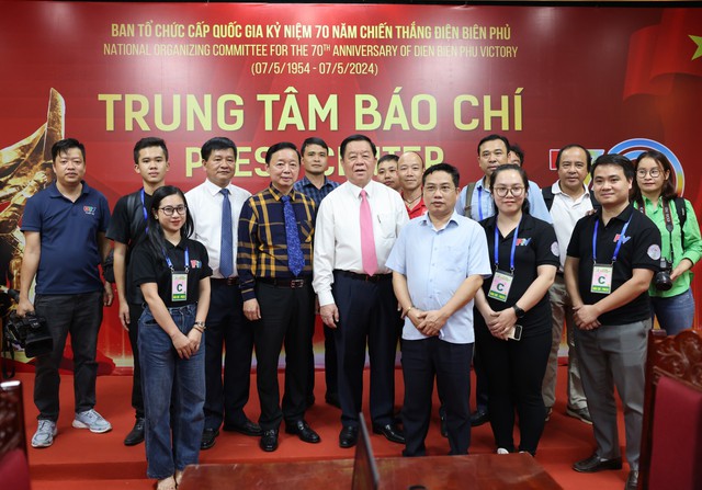 Bí thư Trung ương Đảng, Trưởng Ban Tuyên giáo Trung ương Nguyễn Trọng Nghĩa, Phó Thủ tướng Trần Hồng Hà và một số phóng viên đang tác nghiệp tại Trung tâm Báo chí - Ảnh: VGP/MK