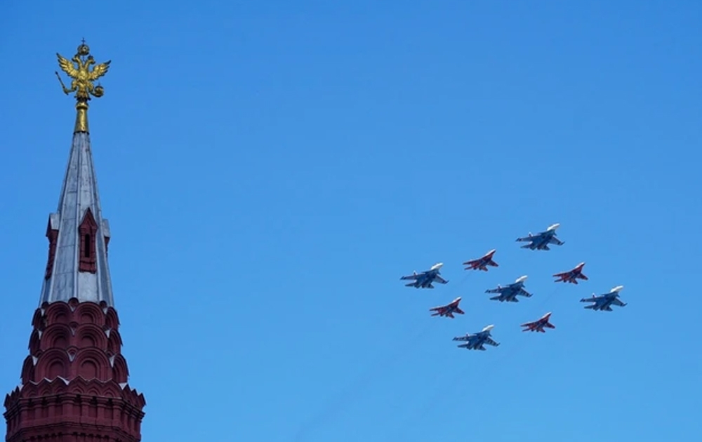 Phi đội bay trình diễn trên bầu trời Moskva. (Ảnh: XUÂN HƯNG)