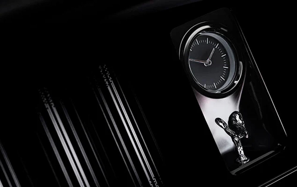 Cụm đồng hồ mới và biểu tượng Spirit Of Ecstasy bên trong Rolls-Royce Cullinan Series II.