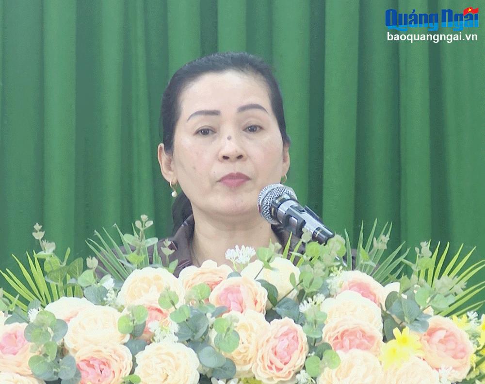 Phó Bí thư Tỉnh ủy Đinh Thị Hồng Minh phát biểu tại buổi tiếp xúc cử tri.