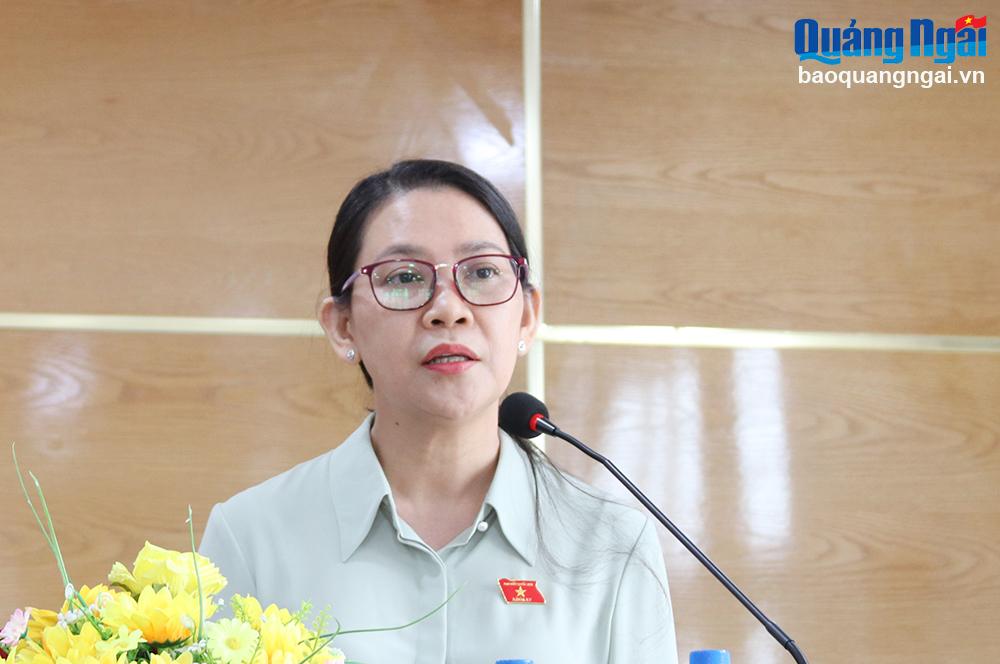 Phó Trưởng đoàn chuyên trách Đoàn ĐBQH tỉnh Huỳnh Thị Ánh Sương giải đáp những kiến nghị liên quan đến các chế độ chính sách về lễ Tết và vấn đề thi tốt nghiệp THPT.