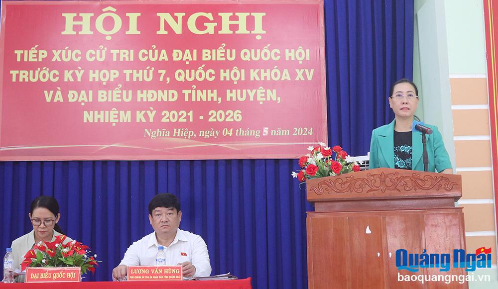 Bí thư Tỉnh ủy Bùi Thị Quỳnh Vân trao đổi về các kiến nghị của cử tri.