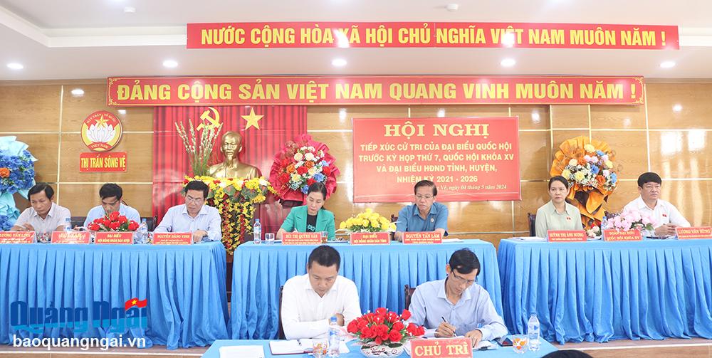 Bí thư Tỉnh ủy Bùi Thị Quỳnh Vân cùng các ĐBQH tỉnh, HĐND các cấp lắng nghe ý kiến cử tri.