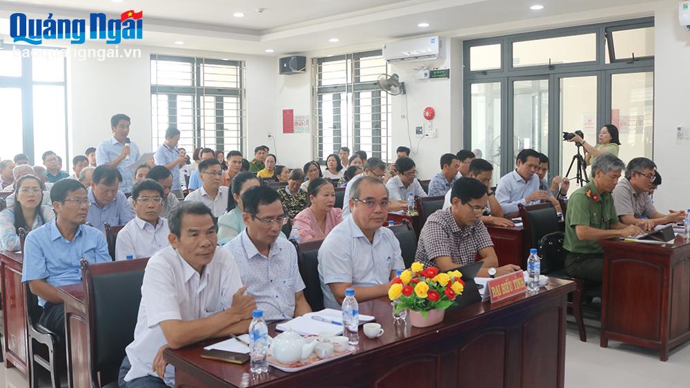Phó Chủ tịch Thường trực UBND tỉnh Trần Hoàng Tuấn cùng các đại biểu dự buổi tiếp xúc cử tri.
