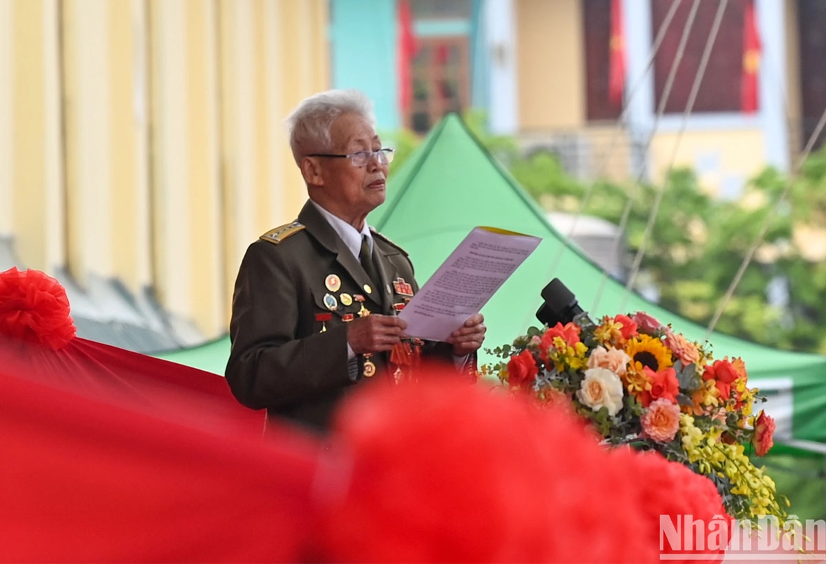 Đồng chí Phạm Đức Cư, đại diện chiến sĩ Điện Biên và các lực lượng tham gia chiến dịch Điện Biên Phủ phát biểu.