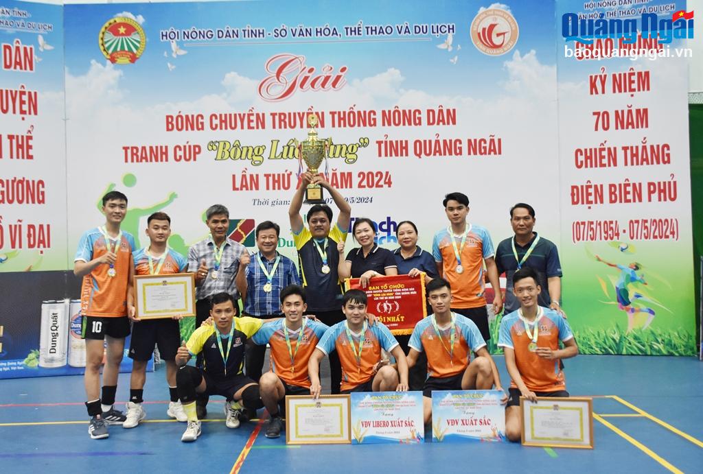 Đây là lần thứ 6 liên tiếp, đội bóng chuyền nông dân huyện Bình Sơn đoạt cúp Bông lúa vàng.