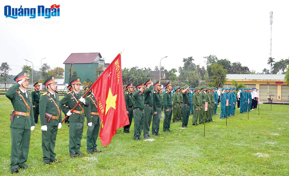 Lực lượng vũ trang huyện Sơn Tịnh ra quân huấn luyện năm 2024. 
Ảnh: X.T