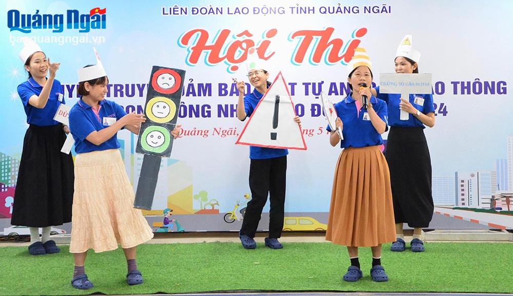  Đội thi đến từ Công đoàn cơ sở Công ty TNHH Toray International Việt Nam - Chi nhánh Quảng Ngãi, thuộc Công đoàn KKT Dung Quất và các KCN tỉnh với tiết mục tuyên truyền về an toàn giao thông.