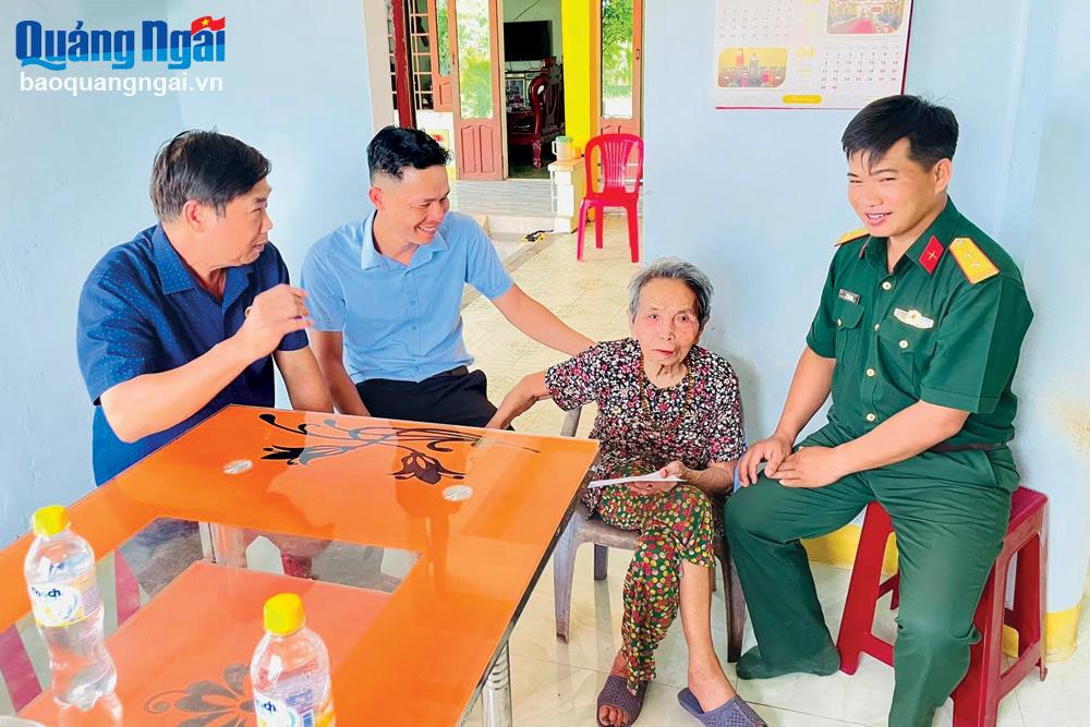 Đại diện Huyện đoàn và Ban CHQS huyện Bình Sơn thăm hỏi, tặng quà cho gia đình có công cách mạng ở địa phương.