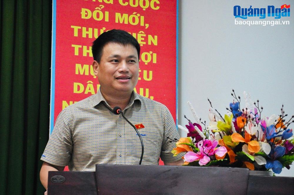 Phó Bí thư Thường trực Tỉnh ủy, Trưởng đoàn ĐBQH tỉnh Đặng Ngọc Huy phát biểu tại buổi tiếp xúc cử tri.