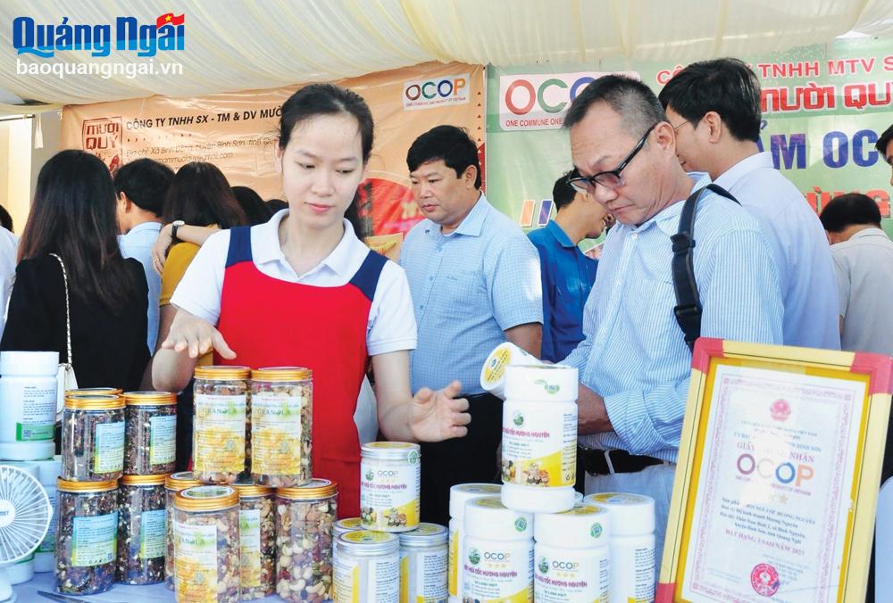 Chị Nguyễn Thị Hường, ở xã Bình Nguyên (Bình Sơn), 
giới thiệu các dòng sản phẩm ngũ cốc giàu dinh dưỡng.