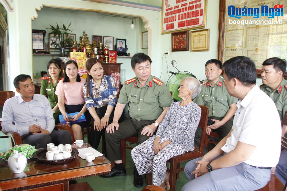 Đại tá Phan Công Bình, Giám đốc Công an tỉnh thăm hỏi sức khoẻ thân nhân chiến sĩ Điện Biên Lê Liêm, ở phường Nguyễn Nghiêm (TX.Đức Phổ).