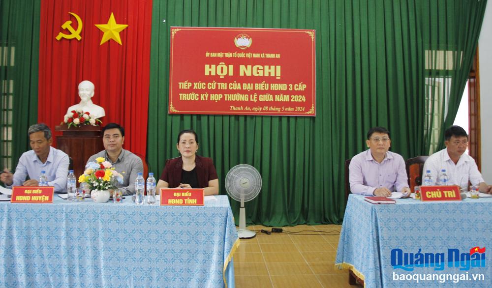 Phó Bí thư Tỉnh ủy Đinh Thị Hồng Minh và các đại biểu HĐND tỉnh, huyện, xã tiếp xúc cử tri xã Thanh An.