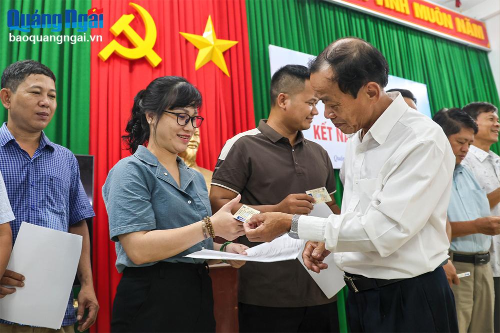 Chủ tịch Hội Nhà báo tỉnh Trần Cao Tánh trao thẻ hội viên cho hội viên mới.